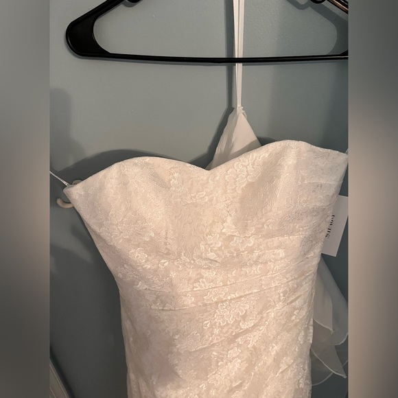 Beautiful, never worn, all lace wedding dress in perfect condition! - Picture 3 of 7